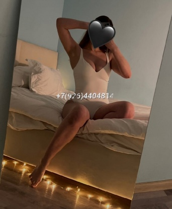 Сексуальная брюнетка с шикарной внешностью ждет встречи с тобой. Приглашаю провести время в атмосфере страсти и наслаждения. Обещаю, в моих объятиях ты почувствуешь себя королем! 858, 23 года